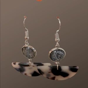 Hanging earrings with tortoise shell design